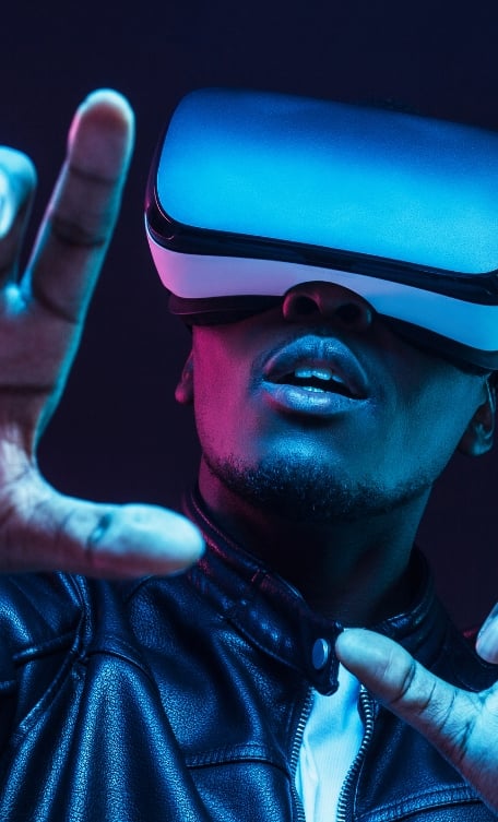 Pessoa negra utilizando óculos de realidade virtual